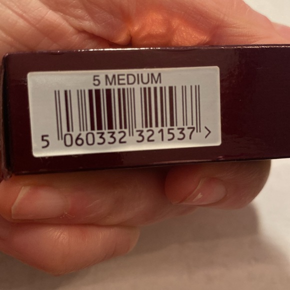 NWT Charlotte Tilbury The Retoucher #5 Medium
Concealer tan to deep skin tones - Picture 5 of 5